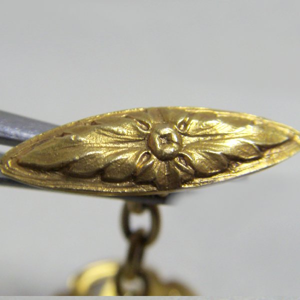 (c1304)Gold cufflinks in floral design.